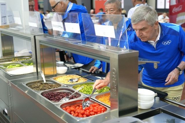 パリ五輪選手村　炭素排出を減らすため、野菜中心のメニューを提供　肉類は早期品切れ